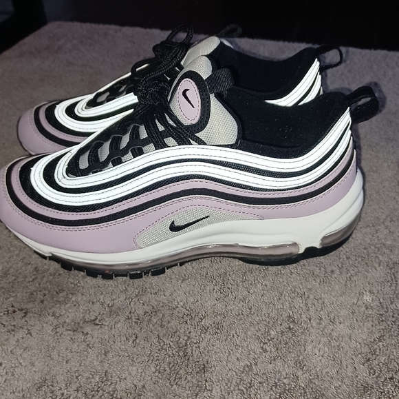 Nike - Picture 3 of 4